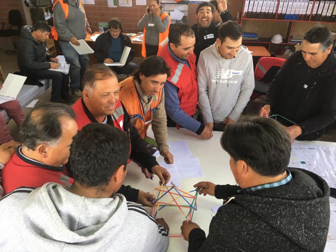 supervisores y administradores de obra de constructora participando en programa de liderazgo