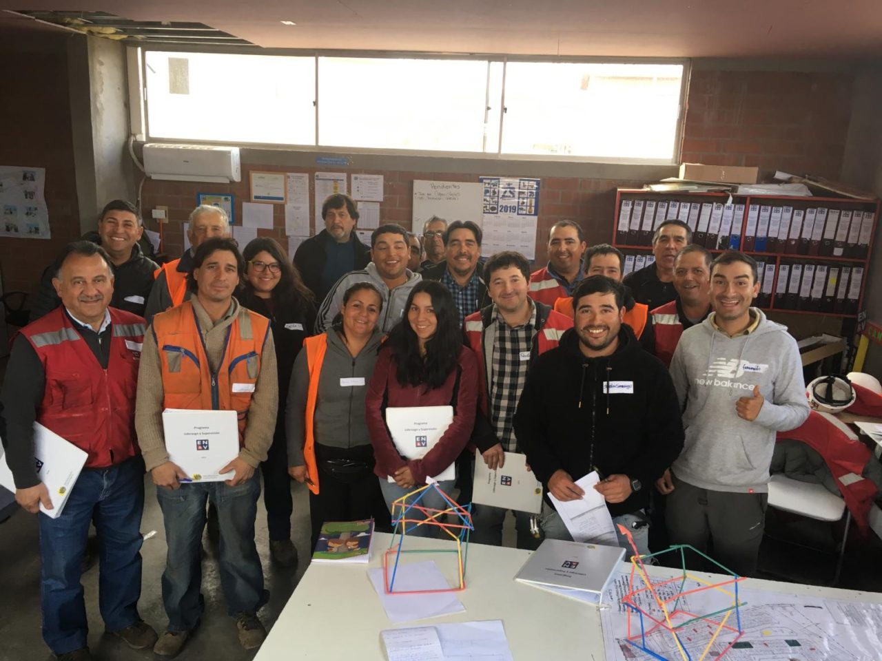 supervisores y administradores de obra de constructora posando al terminar programa de liderazgo